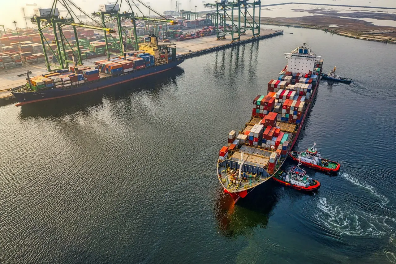 Containerschiff auf dem Weg zum Binnenhafen